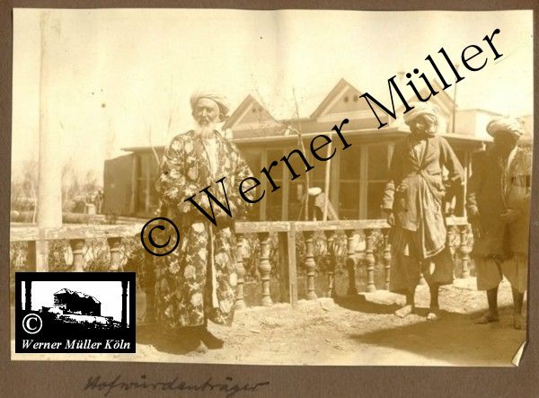 Hofwürdenträger, Foto Wilhelm Rieck , Afghanistan, Darulaman, Darul-Aman, Berlin, 1922, Amanullah, Rieck, Kabul, Tape-Taj-Beg, Maass, Harten, Standke, Plessen, Kandahar, Horten, harten, Bau, Palast, Bazar, Timur Schah, Partschin, Parschin, Teheran, Persien, Iran, aden, Vesuv, Neapel, Bombay, Maass, Bagman, Grobba, Gerber, Burg, wandgemälde, Königszimmer, Elefantenrennen, Bünte, Fensterblick, Winter, Reiterverein, Grantham, Suraija, Turmzimmer, Suez, Lyzeum, Schlüterstr, Berlin, Sancoussi, Potsdam, Schlossdächer, Schlossdach, Schachpartner, Kupfterdächer, Kupfterdach, Königlich Afghanischen Gesandtschaft, Berlin-Moabit, Alim Khan, Emir von Buchara, Lalander, Thaj Mahal, Agra, Parron, Baron Plessen, Mehl-Bazar, Mehlhändler, Obsthändler, Zuckerbäcker, Silberschmiede, Habibullah, Bank Ottoman, Pulverfabrik, Uran-Wiederaufbereitungsanlagen, F13, Gallipoli, 