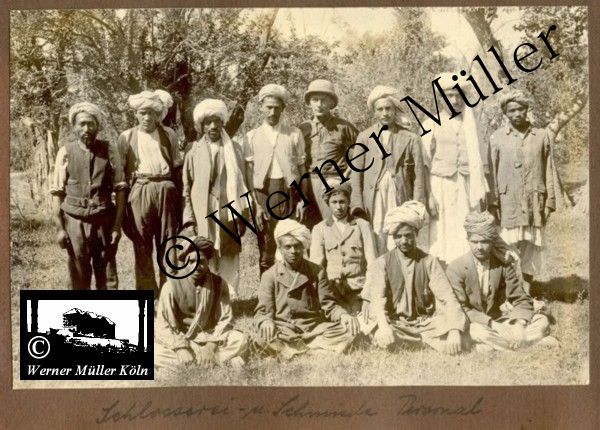 schlosserei- und Schmiedepersonal, Foto Wilhelm Rieck , Afghanistan, Darulaman, Darul-Aman, Berlin, 1922, Amanullah, Rieck, Kabul, Tape-Taj-Beg, Maass, Harten, Standke, Plessen, Kandahar, Horten, harten, Bau, Palast, Bazar, Timur Schah, Partschin, Parschin, Teheran, Persien, Iran, aden, Vesuv, Neapel, Bombay, Maass, Bagman, Grobba, Gerber, Burg, wandgemälde, Königszimmer, Elefantenrennen, Bünte, Fensterblick, Winter, Reiterverein, Grantham, Suraija, Turmzimmer, Suez, Lyzeum, Schlüterstr, Berlin, Sancoussi, Potsdam, Schlossdächer, Schlossdach, Schachpartner, Kupfterdächer, Kupfterdach, Königlich Afghanischen Gesandtschaft, Berlin-Moabit, Alim Khan, Emir von Buchara, Lalander, Thaj Mahal, Agra, Parron, Baron Plessen, Mehl-Bazar, Mehlhändler, Obsthändler, Zuckerbäcker, Silberschmiede, Habibullah, Bank Ottoman, Pulverfabrik, Uran-Wiederaufbereitungsanlagen, F13, Gallipoli, 