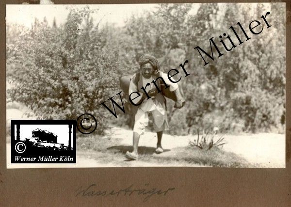 wasserträger, Foto Wilhelm Rieck , Afghanistan, Darulaman, Darul-Aman, Berlin, 1922, Amanullah, Rieck, Kabul, Tape-Taj-Beg, Maass, Harten, Standke, Plessen, Kandahar, Horten, harten, Bau, Palast, Bazar, Timur Schah, Partschin, Parschin, Teheran, Persien, Iran, aden, Vesuv, Neapel, Bombay, Maass, Bagman, Grobba, Gerber, Burg, wandgemälde, Königszimmer, Elefantenrennen, Bünte, Fensterblick, Winter, Reiterverein, Grantham, Suraija, Turmzimmer, Suez, Lyzeum, Schlüterstr, Berlin, Sancoussi, Potsdam, Schlossdächer, Schlossdach, Schachpartner, Kupfterdächer, Kupfterdach, Königlich Afghanischen Gesandtschaft, Berlin-Moabit, Alim Khan, Emir von Buchara, Lalander, Thaj Mahal, Agra, Parron, Baron Plessen, Mehl-Bazar, Mehlhändler, Obsthändler, Zuckerbäcker, Silberschmiede, Habibullah, Bank Ottoman, Pulverfabrik, Uran-Wiederaufbereitungsanlagen, F13, Gallipoli, 