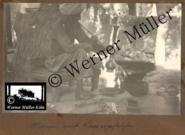 Wasserpfeife, Foto Wilhelm Rieck , Afghanistan, Darulaman, Darul-Aman, Berlin, 1922, Amanullah, Rieck, Kabul, Tape-Taj-Beg, Maass, Harten, Standke, Plessen, Kandahar, Horten, harten, Bau, Palast, Bazar, Timur Schah, Partschin, Parschin, Teheran, Persien, Iran, aden, Vesuv, Neapel, Bombay, Maass, Bagman, Grobba, Gerber, Burg, wandgemälde, Königszimmer, Elefantenrennen, Bünte, Fensterblick, Winter, Reiterverein, Grantham, Suraija, Turmzimmer, Suez, Lyzeum, Schlüterstr, Berlin, Sancoussi, Potsdam, Schlossdächer, Schlossdach, Schachpartner, Kupfterdächer, Kupfterdach, Königlich Afghanischen Gesandtschaft, Berlin-Moabit, Alim Khan, Emir von Buchara, Lalander, Thaj Mahal, Agra, Parron, Baron Plessen, Mehl-Bazar, Mehlhändler, Obsthändler, Zuckerbäcker, Silberschmiede, Habibullah, Bank Ottoman, Pulverfabrik, Uran-Wiederaufbereitungsanlagen, F13, Gallipoli, 