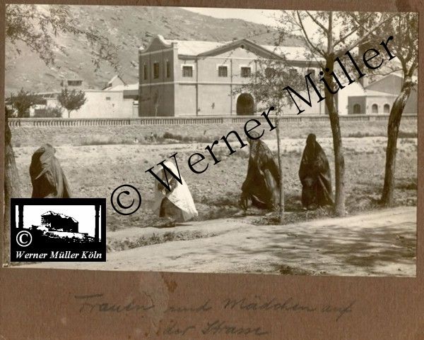 Foto Wilhelm Rieck , Afghanistan, Darulaman, Darul-Aman, Berlin, 1922, Amanullah, Rieck, Kabul, Tape-Taj-Beg, Maass, Harten, Standke, Plessen, Kandahar, Horten, harten, Bau, Palast, Bazar, Timur Schah, Partschin, Parschin, Teheran, Persien, Iran, aden, Vesuv, Neapel, Bombay, Maass, Bagman, Grobba, Gerber, Burg, wandgemälde, Königszimmer, Elefantenrennen, Bünte, Fensterblick, Winter, Reiterverein, Grantham, Suraija, Turmzimmer, Suez, Lyzeum, Schlüterstr, Berlin, Sancoussi, Potsdam, Schlossdächer, Schlossdach, Schachpartner, Kupfterdächer, Kupfterdach, Königlich Afghanischen Gesandtschaft, Berlin-Moabit, Alim Khan, Emir von Buchara, Lalander, Thaj Mahal, Agra, Parron, Baron Plessen, Mehl-Bazar, Mehlhändler, Obsthändler, Zuckerbäcker, Silberschmiede, Habibullah, Bank Ottoman, Pulverfabrik, Uran-Wiederaufbereitungsanlagen, F13, Gallipoli, 